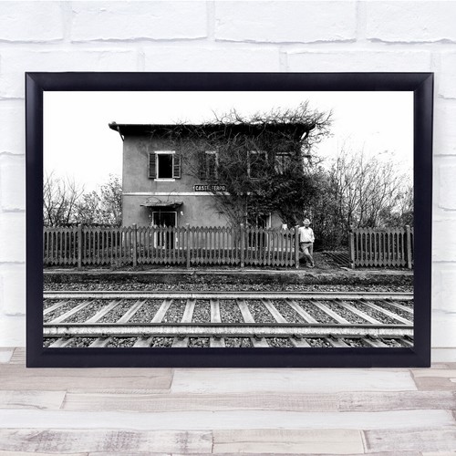 Person zaun bahnhof haus - person,